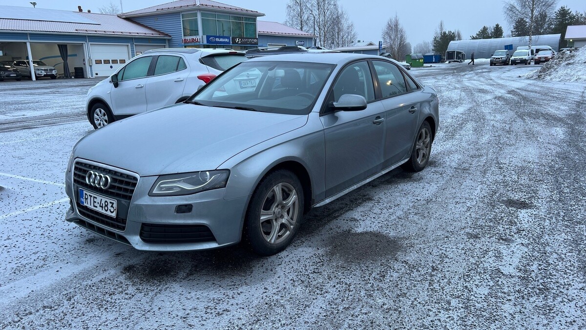 Audi A4 Sedan 2,0 TDI DPF multitronic Business, vm. 2011, 300 tkm (1 / 4)